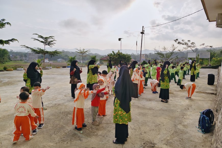 Kamis Ceria Bersama Senam Pagi Santri Akhlak Cendekia Muslim