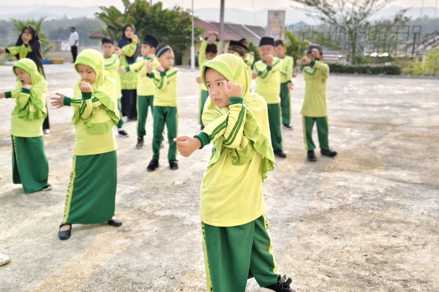 Kamis Ceria Bersama Senam Pagi Santri Akhlak Cendekia Muslim