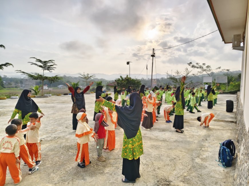 Kamis Ceria Bersama Senam Pagi Santri Akhlak Cendekia Muslim