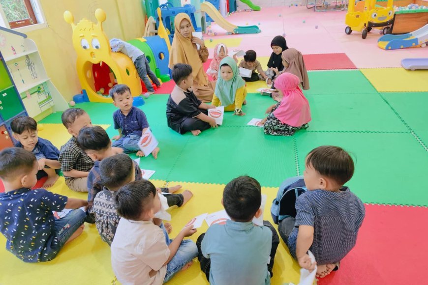 Asah Kreativitas Santri TK Akhlak Cendekia Muslim Lewat Kegiatan Menempel Kapas