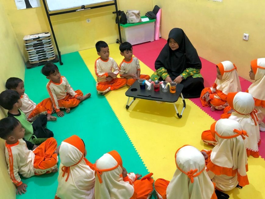 Eksperimen Seru: Air Warna Berjalan dengan Media Tisu di TK Akhlak Cendekia Muslim