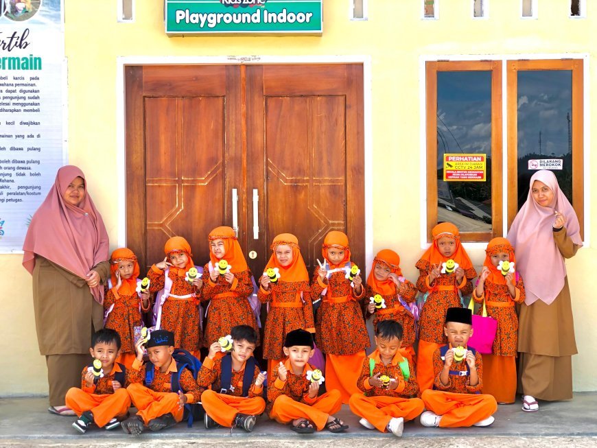 Santri TK Akhlak Cendekia Muslim Pamerkan Kreativitas Membuat Origami Lebah, Diabadikan dengan Foto Bersama