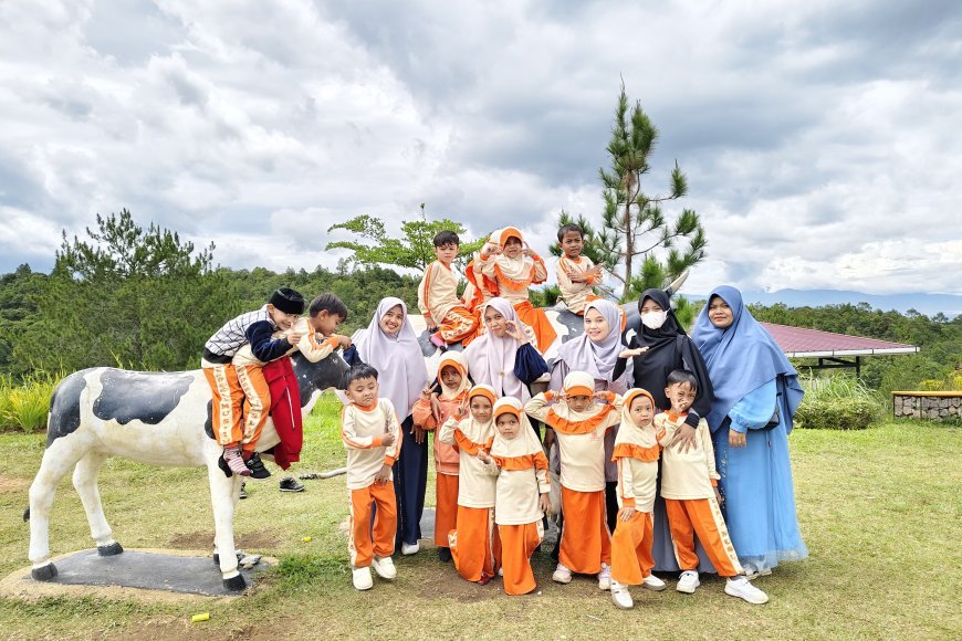 Kegiatan Puncak Tema TK Akhlak Cendekia Muslim ke Sirukam Dairy Farm