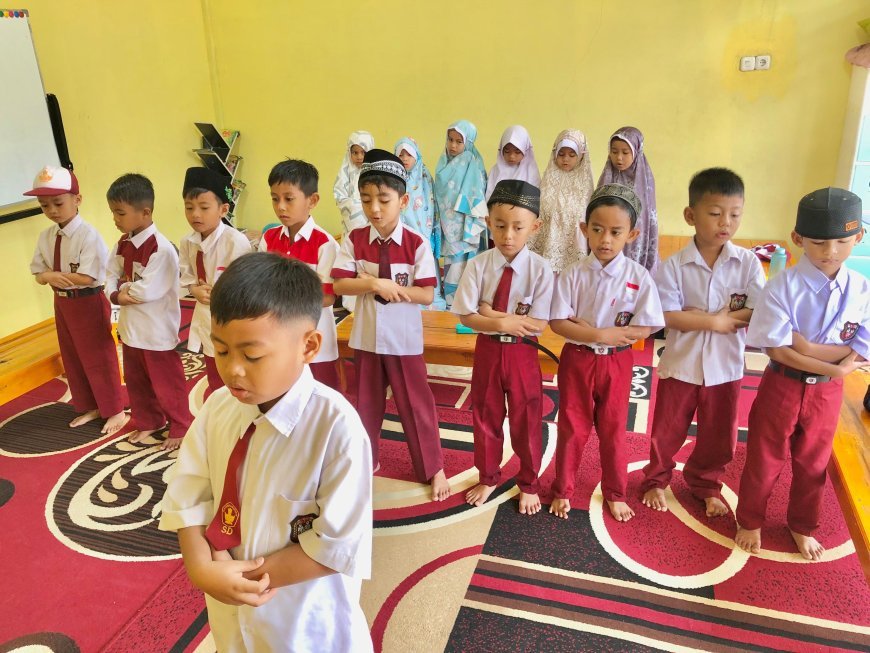 Santri SD Akhlak Cendekia Muslim Reunitas Shalat Dhuha Secara Jama'ah Sebelum Pembelajaran