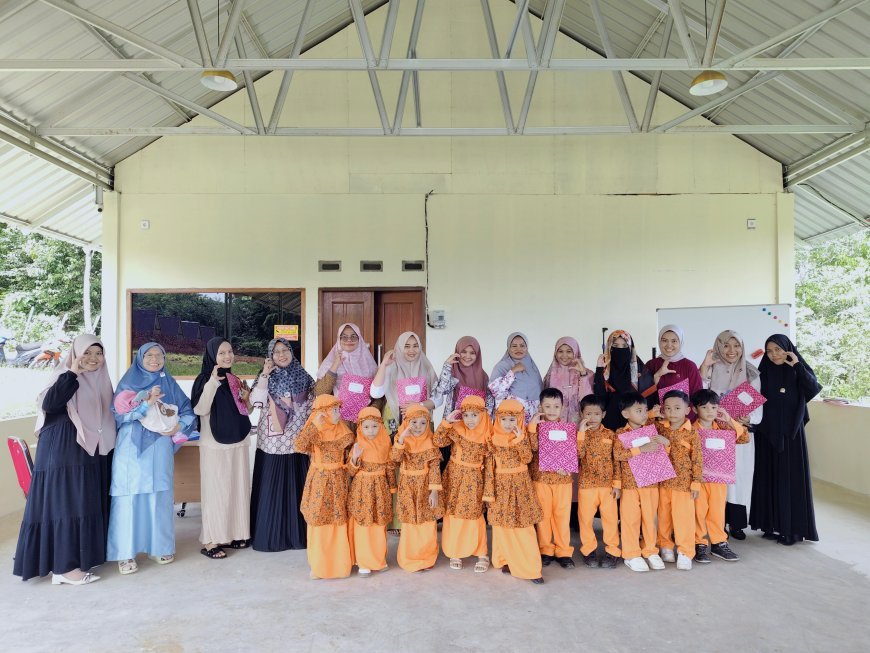Penerimaan Rapor TK Akhlak Cendekia Muslim: Keceriaan dan Prestasi Santri