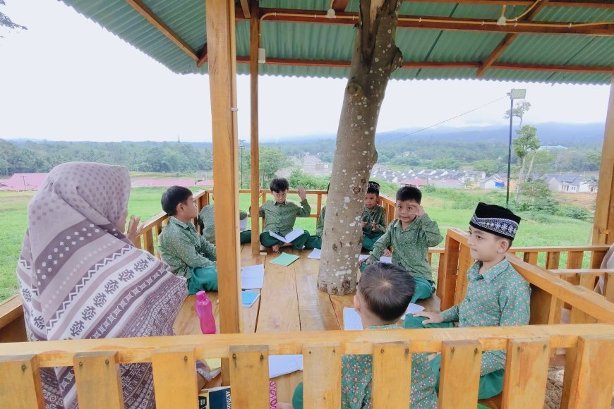 Santri SD Akhlak Cendekia Muslim Semangat Belajar di Rumah Pohon Cendekia Muslim