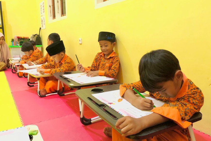 Santri TK Akhlak Cendekia Muslim Antusias Belajar Mengenai Kendaraan Udara