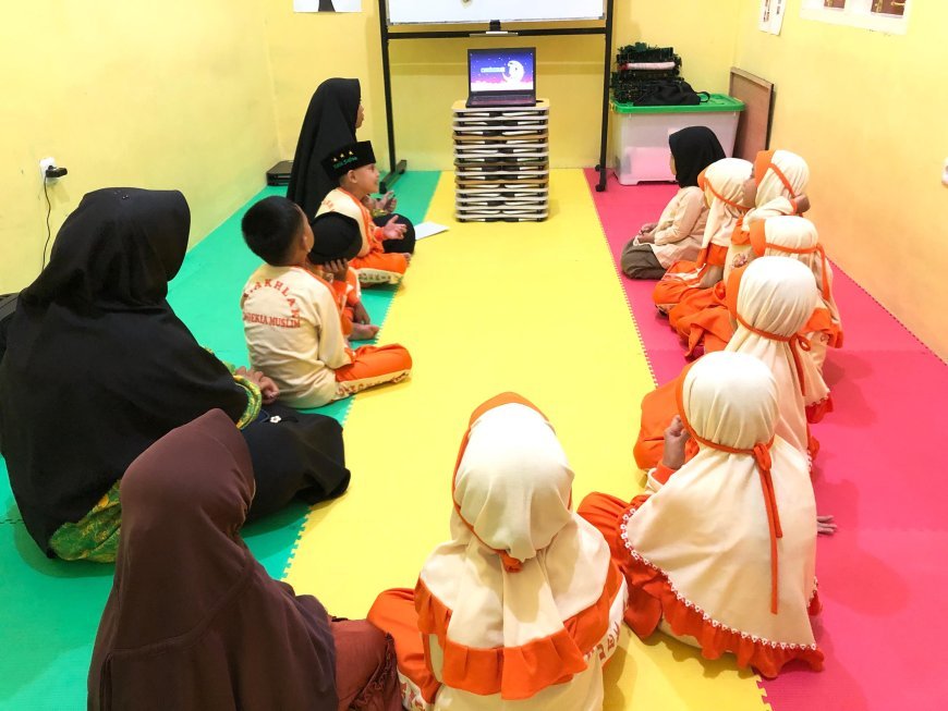 Santri TK Akhlak Cendekia Muslim Menonton Kisah Nabi Syu'aib AS dan Nabi Musa AS di Kelas
