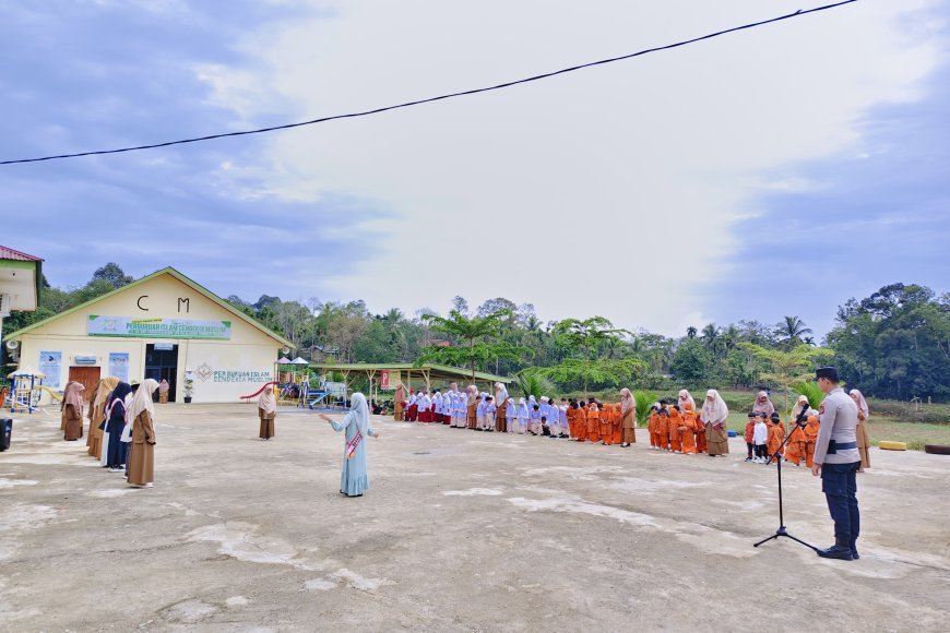 Upacara Bendera Santri di Perguruan Islam Cendekia Muslim Berlangsung Khidmat, Hadirkan Brigpol Trio Revando sebagai Pembina Upacara