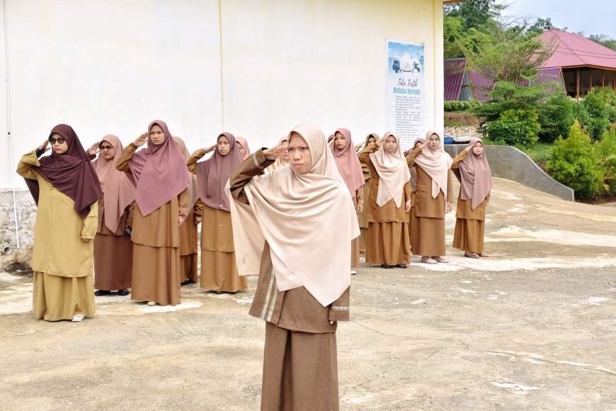 Upacara Bendera Santri di Perguruan Islam Cendekia Muslim Berlangsung Khidmat, Hadirkan Brigpol Trio Revando sebagai Pembina Upacara