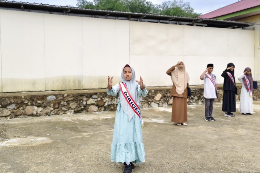 Upacara Bendera Santri di Perguruan Islam Cendekia Muslim Berlangsung Khidmat, Hadirkan Brigpol Trio Revando sebagai Pembina Upacara