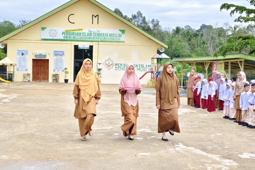 Upacara Bendera Santri di Perguruan Islam Cendekia Muslim Berlangsung Khidmat, Hadirkan Brigpol Trio Revando sebagai Pembina Upacara