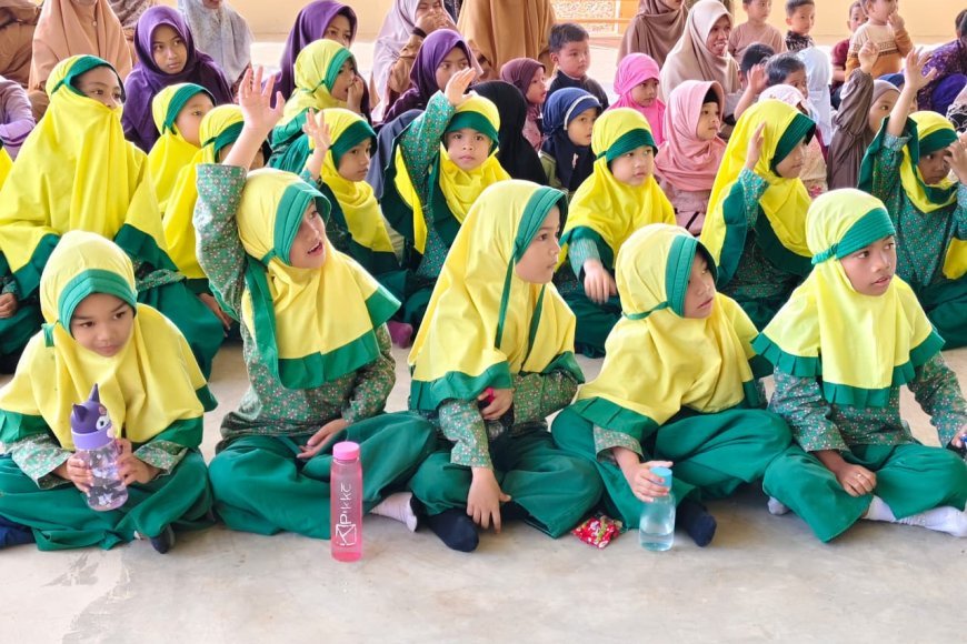 RSUD Ahmad Syafii Maarif Tanamkan Pentingnya Kebersihan Diri kepada Santri Akhlak Cendekia Muslim