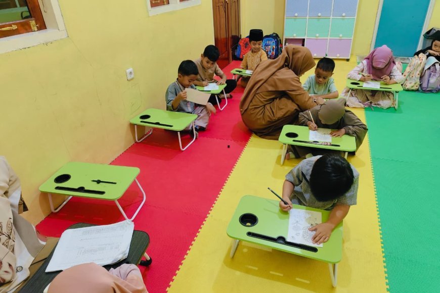 Santri TK Yayasan Perguruan Islam Cendekia Muslim Asah Kreativitas Lewat Kegiatan Mewarnai Gambar Bunga