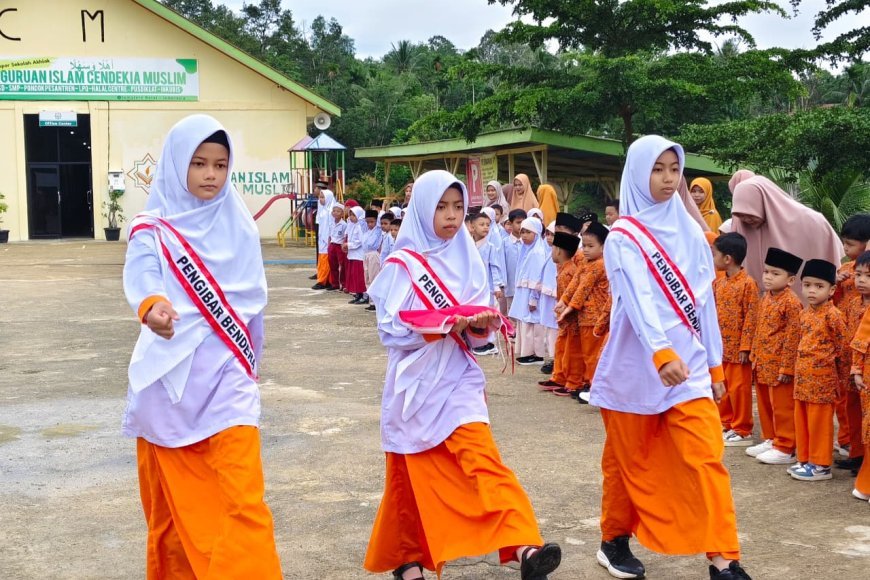 Tumbuhkan Disiplin dan Cinta Tanah Air, Yayasan Pendidikan Cendekia Muslim Gelar Upacara Bendera Rutin Setiap Senin