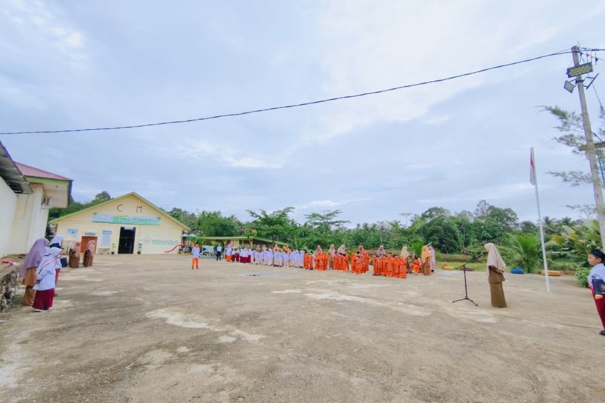 Tumbuhkan Disiplin dan Cinta Tanah Air, Yayasan Pendidikan Cendekia Muslim Gelar Upacara Bendera Rutin Setiap Senin