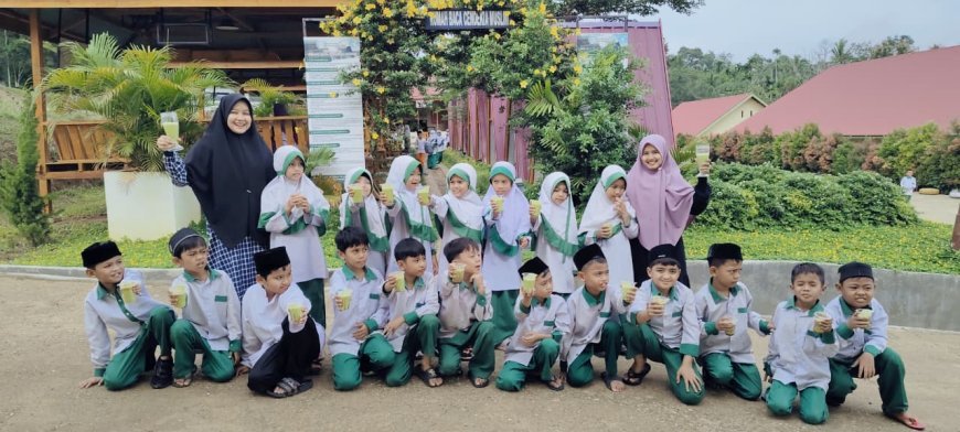 Serunya Belajar Herbalis di Saung: Siswa Kelas 2 Umar bin Khattab Membuat Jus Alpukat