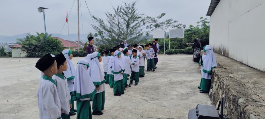 Dari Mimbar Kecil Menuju Akhlak Besar: Muhadarah Jumat Melatih Keberanian Santri