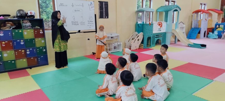 Semangat Ramadan Tak Surutkan Antusias Belajar: Santri KB Akhlak Cendekia Muslim Asyik Belajar Berhitung