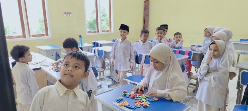 Sinergi Adab dan Intelektualitas: Mengintip Dinamika Pembelajaran Terintegrasi di Sekolah Akhlak Cendekia Muslim Sijunjung pada Senin Pagi
