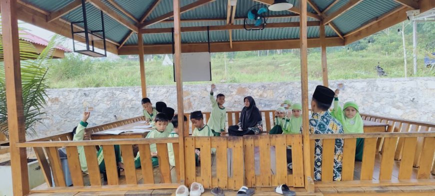Matematika Jadi Petualangan Seru: Santri Kelas 2 Umar Bin Khattab Berburu "Harta Karun" di Lapangan Akhlak Cendekia Muslim Sijunjung