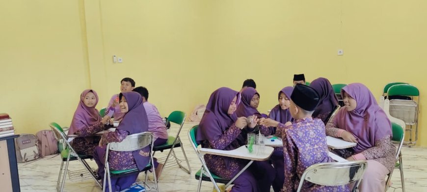 Mengubah Limbah Menjadi Estetika: Inovasi "Waste to Art" Santri SMP Al-Khawaridzmi Cendekia Muslim Sijunjung dalam Balutan Kreativitas