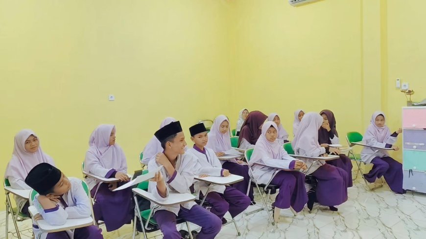 Kabut Asap Tak Surutkan Semangat, Santri Sekolah Akhlak Cendekia Muslim Tetap Khidmat Ikuti Muhadarah Jumat