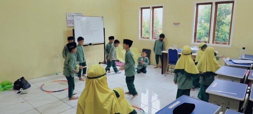 Kabut Asap Menyelimuti Sijunjung, Santri Sekolah Akhlak Cendekia Muslim Tetap Semangat Berolahraga di Dalam Ruangan