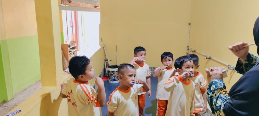 Belajar Menjaga Kebersihan Diri Sejak Dini, Santri TK B Madinah Praktik Gosok Gigi di Sekolah