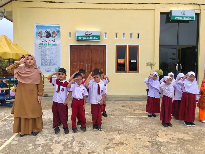 Santri SD Akhlak Cendekia Muslim Berbaris Tertib dan Khidmat Menyanyikan Indonesia Raya