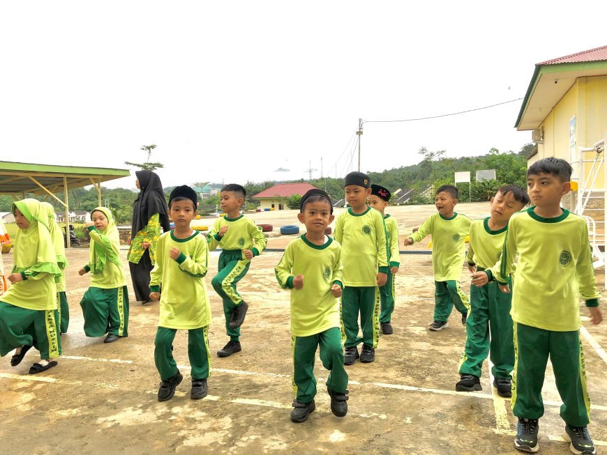  SD Akhlak Cendekia Muslim Gelar Senam Pagi Bersama untuk Tingkatkan Kebugaran dan Semangat Siswa