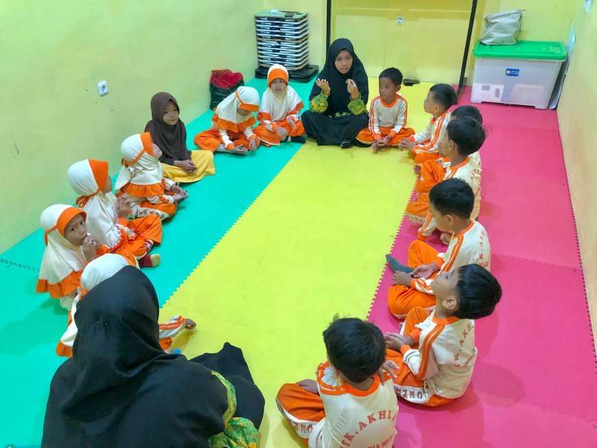 Semangat Ceria Santri TK Akhlak Cendekia Muslim: Bernyanyi Bersama dalam Kebersamaan yang Penuh Keceriaan