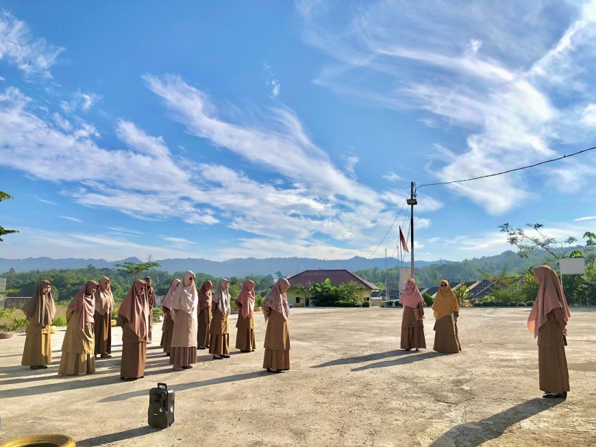 Staf Yayasan Pendidikan Cendekia Muslim Gelar Kegiatan Apel Pagi di Lapangan Cendekia Muslim