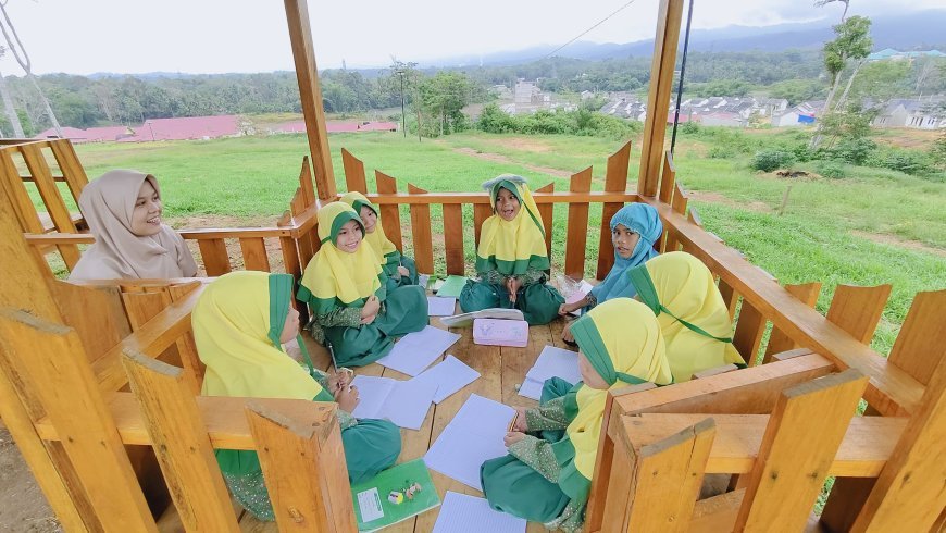 Santri SD Akhlak Cendekia Muslim Semangat Belajar di Rumah Pohon Cendekia Muslim