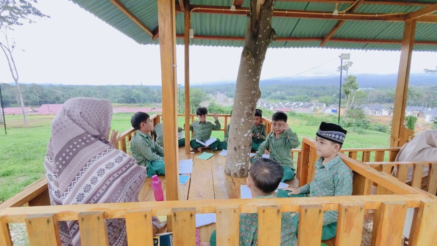 Santri SD Akhlak Cendekia Muslim Semangat Belajar di Rumah Pohon Cendekia Muslim