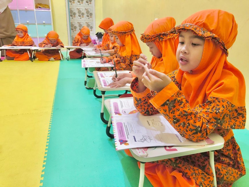 Santri TK Akhlak Cendekia Muslim Antusias Belajar Mengenai Kendaraan Udara