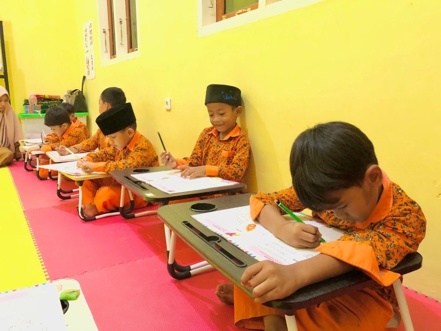 Santri TK Akhlak Cendekia Muslim Antusias Belajar Mengenai Kendaraan Udara