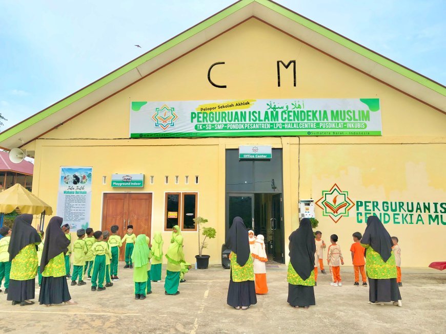 Santri Sekolah Akhlak Cendekia Muslim Gelar Reunitas Mingguan Senam Pagi di Lapangan Cendekia Muslim