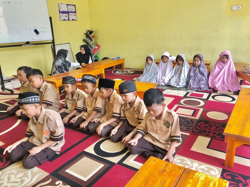 Santri SD Akhlak Cendekia Muslim Berdzikir Usai Shalat untuk Membiasakan Amalan Positif Sejak Dini